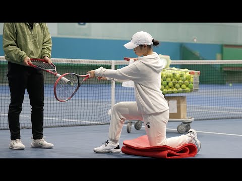 Видео: Процесс разработки точного теннисного удара для корейской девушки