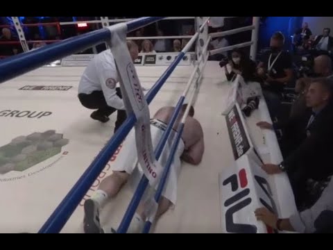 Видео: Казахстанский супертяж выкинул американца за канаты в бою за титул WBO