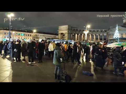 Видео: Замерзает, но поëт девушка на Невском проспекте Санкт Петербурга piter.su @piter-su