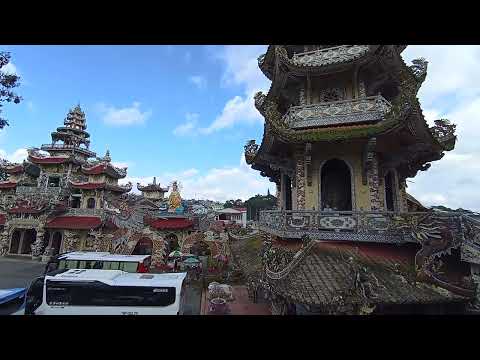 Видео: Самый шокирующий храм во Вьетнаме – пагода Линь Фуок в Далате