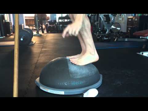 Видео: Упражнения для укрепления стоп для бега и развития ловкости с мячом BOSU Elite — WeckMethod BOSU ...