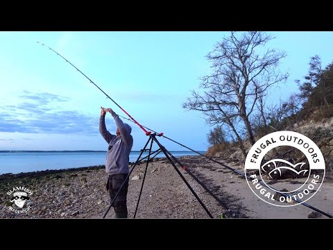 Видео: Береговая рыбалка на камбалу и окуня, ловля рыбы на ужин. Морская рыбалка в Великобритании, остро...