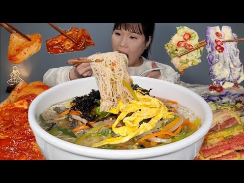 Видео: Праздничная лапша 🥬 Цветной салат из капусты 🍤 Блин из креветок Чхонъян перец 🍜 Мукбанг с ким