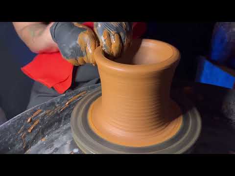 Видео: Необычный процесс изготовления горшка из глины