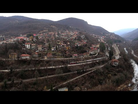 Видео: Три влакчета пресичат ЖП гара Лакатник в лежерен съботен следобяд...