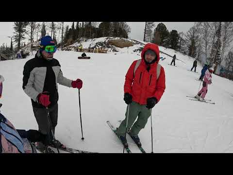 Видео: Катания на горных лыжах в Манжерке