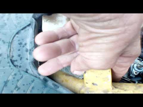 Видео: Скутер Ямаха.Не едет.Удерживаю ногами .При нажатии на газ глохнет! 29.07.19(17)