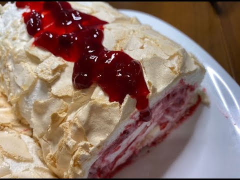 Видео: Меренговый рулет с брусникой очень нежный и воздушный, словно сделан из облаков.