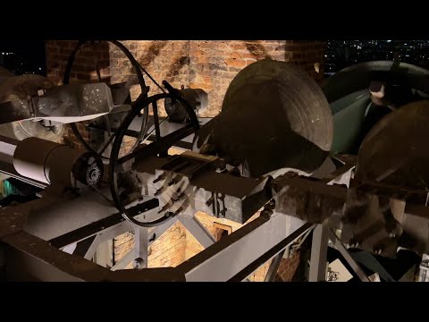 Видео: Восемь великолепных колоколов Монцы звонят во второй половине дня в канун Рождества