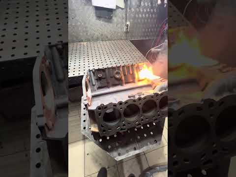 Видео: Чистка 2-го V образного блока лазером под подкраску