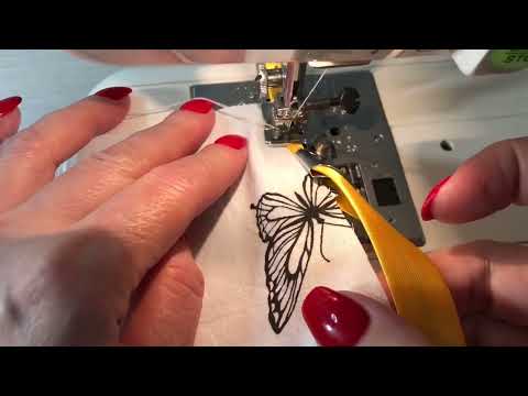 Видео: Лапка для окантовки косой бейки в работе.