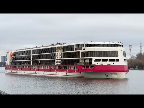 Видео: Финальный день круизной навигации: теплоход «Мустай Карим» уходит с гудками и чёрным дымом