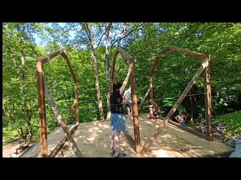 Видео: Строю двух этажную хижину в лесу у озера /возвожу каркас второго этажа#бушкрафт #лесноймуравей