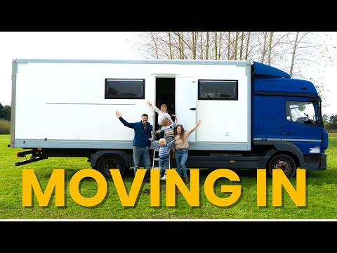 Видео: Семья из 5 человек переезжает в грузовик, чтобы путешествовать полный рабочий день