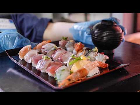 Видео: Популярный суши-ресторан в Фукуоке, Япония, с длинными очередями еще до открытия