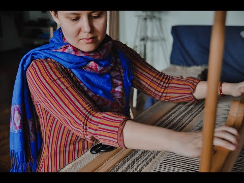 Видео: Ручное ткачество пледа.