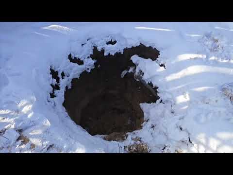 Видео: Дом с мусорки. Штукатурим первый этаж.