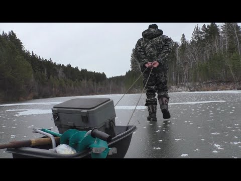 Видео: Открытие сезона 2021-22! Рыбалка на лесном озере! Первый лёд! Балансир! Мормышка!