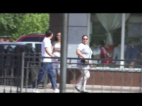 Видео: Астананың қақ ортасында жезөкшелікті қыздырған жеңгетай! REPORTER ұсынады. (23.06.2018 ж)
