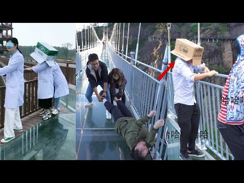Видео: 😱Самая страшная стеклянная дорожка на краю скалы😱Эффект трещины стеклянного моста 😂Смешные момент...
