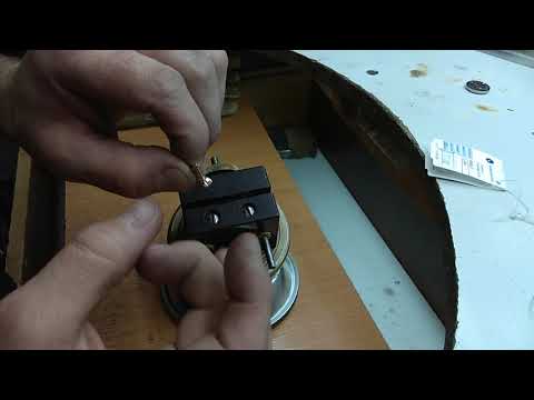 Видео: #goldenartjeweler  ЗАКРЕПКА ФИАНИТА В ПОЗОЛОЧЕННЫХ СЕРЬГАХ ®️