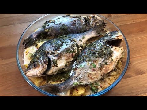 Видео: Дорадо, запеченная в кокосовом молоке,  на  подушке из ананаса.
