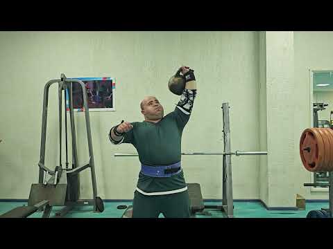 Видео: Герман приседает 240 2х2, жмет 140 3х5 и толкает гирю 32 кг 2х20.