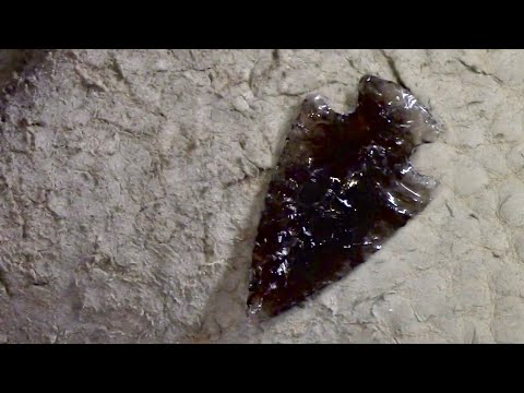 Видео: Изготовление наконечника стрелы из обломка обсидиана — Flintknapping