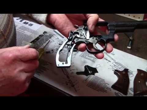 Видео: Новая модель S&W 19 Classic ~ Обзор оружейника S&W
