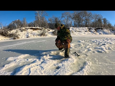 Видео: СЛОМАЛ ШУРУПОВЕРТ ПРЯМО НА РЫБАЛКЕ. РЫБАЛКА в январе на речке!