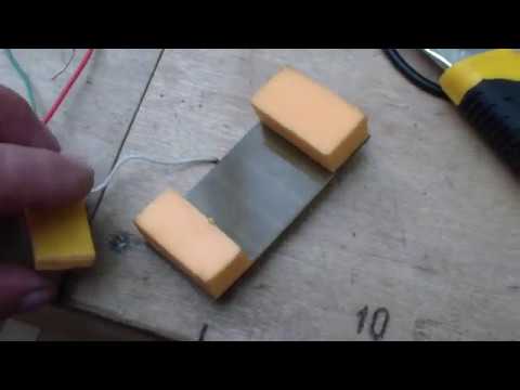 Видео: Конденсаторный звукосниматель на гитаре.