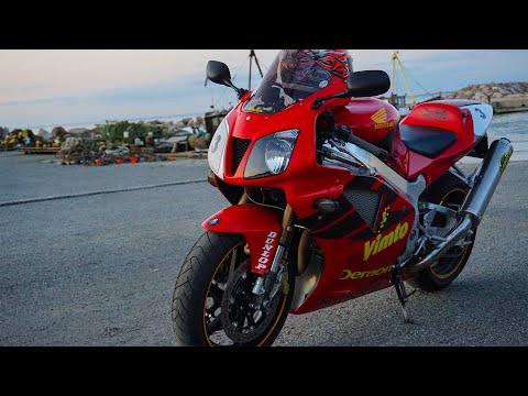 Видео: Обзор Honda VTR1000 SP1 Joey Dunlop replica