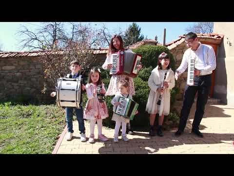 Видео: "Изгряла е месечинка", The Moon Has Risen, Tsachev's Family Orchestra