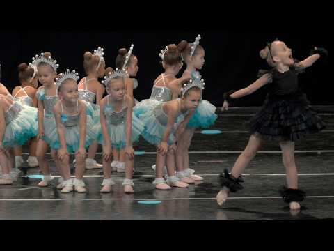 Видео: "Кто порвал бусы?" Детский танец. Возраст 3-4