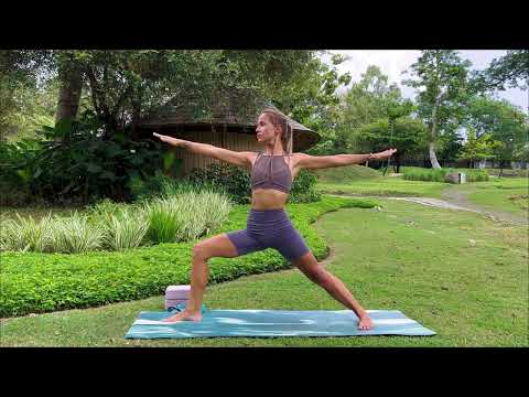 Видео: Йога против скованности | Мягкая работа с тазом, крестцом и спиной.