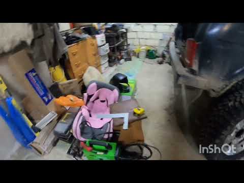 Видео: Установка колёс в сборе, шины комфорсер 3000 в размере 215/85/16, диски от Сузука Джими 16/5,5/+22