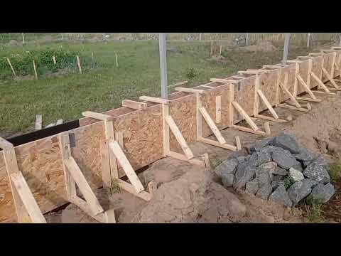 Видео: Виготовлення опалубки для фундаменту під паркан та заливання стрічки фундаменту