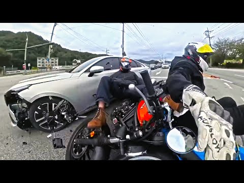 Видео: БАЙКЕРЫ ЖЕСТКО ПРОТАРАНЕНЫ БЕЗУМНЫМ ВОДИТЕЛЕМ - МОТОЦИКЛЫ ПОПАЛИ В ДЕРЕВО