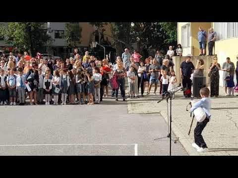 Видео: Стефан Иванов / Stefan Ivanov в 1-ви клас - Открива учебната година