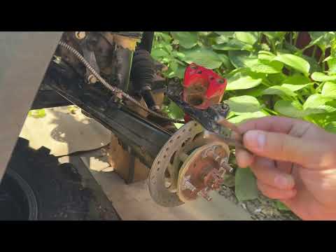 Видео: Замена задних колодок Aodes 650