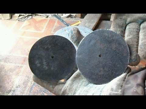 Видео: Как можно вырезать диски, большие шайбы болгаркой