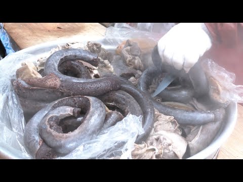 Видео: Бабушка, которая нарезала сундаи уже 45 лет. / кишечник свинины / корейская уличная еда