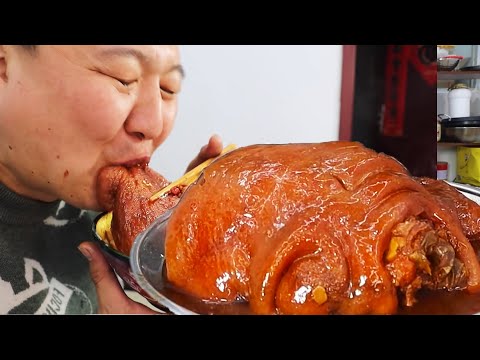 Видео: Лучший рецепт большой свиной кулаки, очень удовлетворяющий рисом, а не жирная | Мукбанг едят