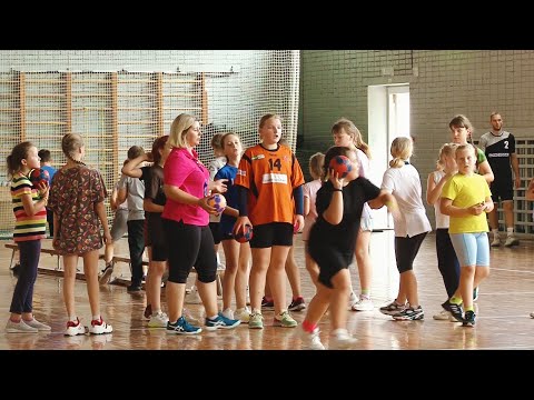 Видео: Самые милые и юные гандболистки Слуцка идут в спортивный класс при СШ№5!
