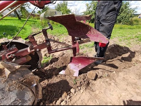 Видео: Оборотный плуг для мотоблока-2022.09