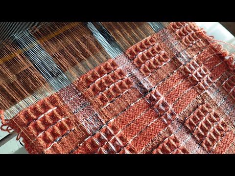 Видео: Замедленная съёмка ткачества на настольном ткацком станке | Искусство ткачества с использованием ...