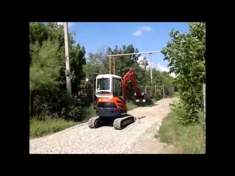 Видео: Kubota U25-3a ровняет щебень по дороге