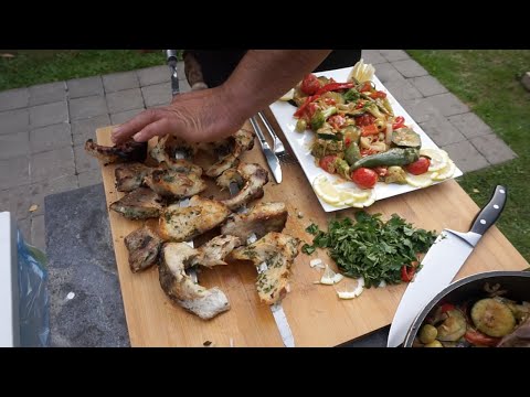 Видео: Приготовление вкусной рыбы карп на мангале с овощным гарниром.Рецепт от Жоржа