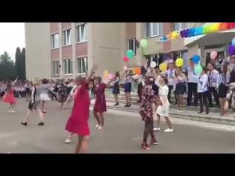 Видео: Танець вчителів на Рівненщині вразив присутніх на святковій лінійці