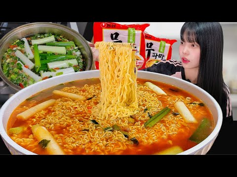 Видео: Я съела 8 лапш рамэн на десерт после того, как съела гамбургер🍜spicy ramen eating show mukbang